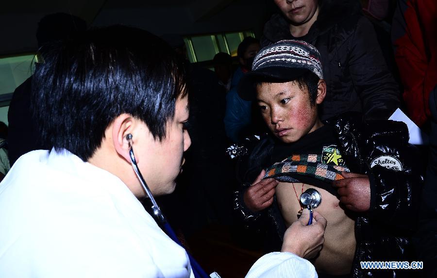 Ten-year-old Luosong Zhaxi, a child with congenital heart disease, receives medical check by a doctor from Anhui Red Cross Cardiovascular Hospital in Nangqian County, northwest China's Qinghai Province, Dec. 3, 2012. More than 500 children here will receive free heart disease test by doctors from Anhui Red Cross Cardiovascular Hospital and 15 children with congenital heart disease will be treated for free in Hefei, capital of east China's Anhui Province. (Xinhua/Zhang Hongxiang) 