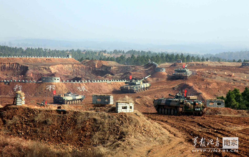 An armored brigade and a mechanized infantry brigade conduct a laser-simulation actual-troop confrontation and live-ammunition training under information conditions at the Sanjie Training Base of the Nanjing Military Area Command (MAC) on Nov. 27, 2012. (nj.81.cn/Ou Yanghao, Zuo Hailiang, Yang Kang)