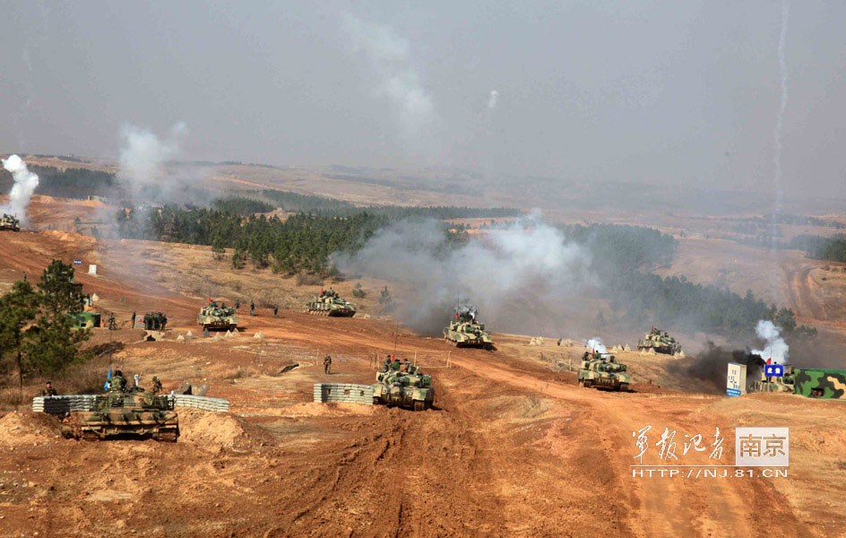 An armored brigade and a mechanized infantry brigade conduct a laser-simulation actual-troop confrontation and live-ammunition training under information conditions at the Sanjie Training Base of the Nanjing Military Area Command (MAC) on Nov. 27, 2012. (nj.81.cn/Ou Yanghao, Zuo Hailiang, Yang Kang)