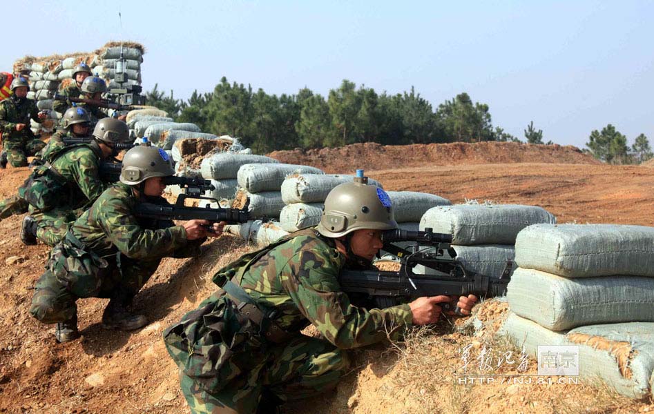 An armored brigade and a mechanized infantry brigade conduct a laser-simulation actual-troop confrontation and live-ammunition training under information conditions at the Sanjie Training Base of the Nanjing Military Area Command (MAC) on Nov. 27, 2012. (nj.81.cn/Ou Yanghao, Zuo Hailiang, Yang Kang)