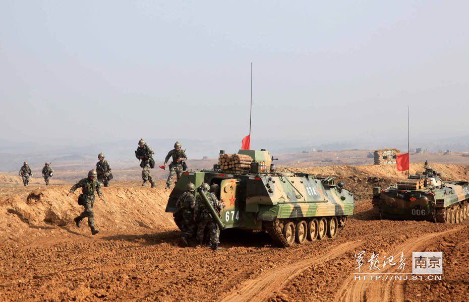 An armored brigade and a mechanized infantry brigade conduct a laser-simulation actual-troop confrontation and live-ammunition training under information conditions at the Sanjie Training Base of the Nanjing Military Area Command (MAC) on Nov. 27, 2012. (nj.81.cn/Ou Yanghao, Zuo Hailiang, Yang Kang)