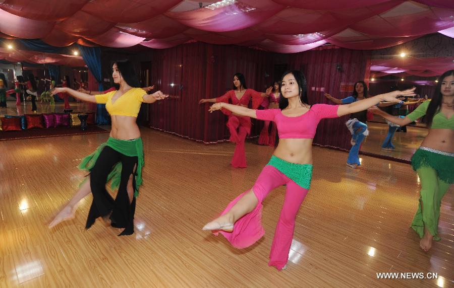 Girls practise belly dance at a fitness center in Taiyuan, capital of north China's Shanxi Province, Dec. 3, 2012. Belly dance became more and more popular among China's young people as a means of physical exercises. (Xinhua/Yan Yan) 