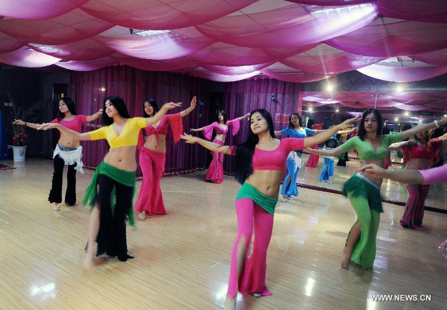 Girls practise belly dance at a fitness center in Taiyuan, capital of north China's Shanxi Province, Dec. 3, 2012. Belly dance became more and more popular among China's young people as a means of physical exercises. (Xinhua/Yan Yan) 