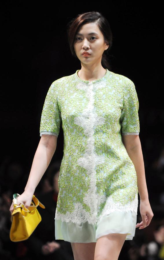 A model presents a Shiatzy creation during the 2013 spring & summer collection fashion show in Taipei, southeast China's Taiwan, Dec. 4, 2012. (Xinhua/Wu Ching-teng)