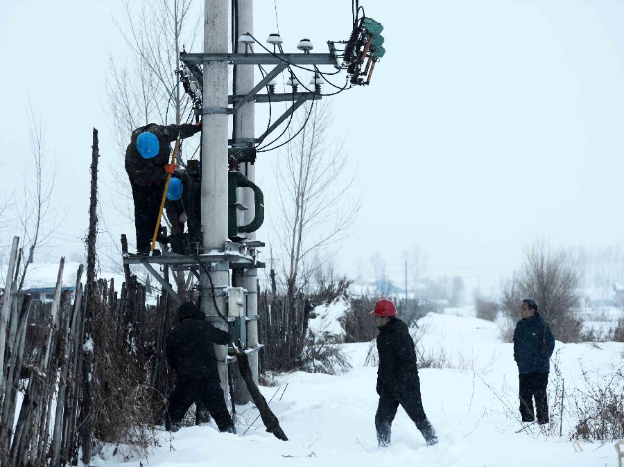 Electrical workers repair power facility in the snow in Dongfanghong Town, northeast China's Heilongjiang Province, Dec. 4, 2012. The blizzard cut the power supply in many areas in Dongfanghong, disturbing the daily use of electricity for residents and enterprises. (Xinhua/Wang Kai) 