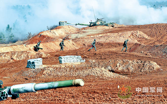 The "Red Army" is penetrating the position of the "Blue Army". (PLA Daily/Qiao Tianfu, Zhang Junrong, Liu Feng'an and Shao Zhonghong)