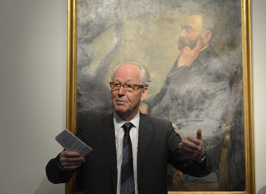 Lars Heikensten, Executive Director of the Nobel Foundation, speaks to media in front of the portrait of Alfred Nobel at a press conference on the Nobel Week events and the Nobel ceremonies in Stockholm, capital of Sweden on Dec. 5, 2012. Nobel laureates of 2012 will receive Nobel prizes at the formal ceremonies in Stockholm on Dec. 10. (Xinhua/Wu Wei) 