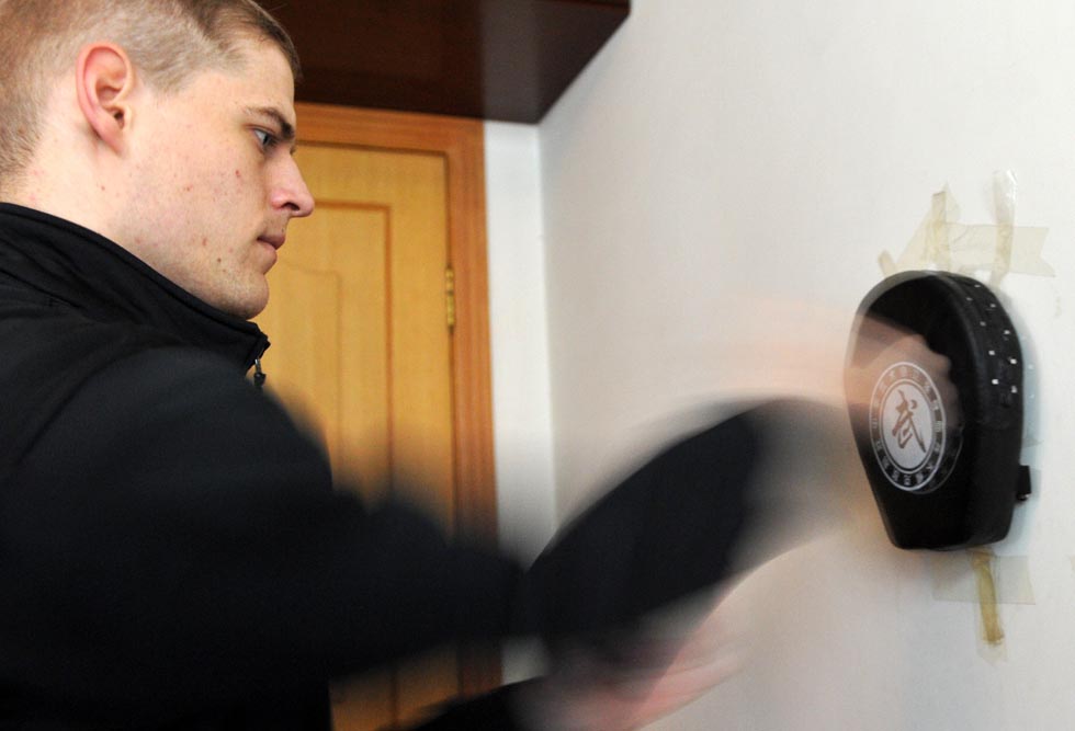 Florian Paillard practices boxing in his apartment in Hefei, capital of east China's Anhui Province, Feb. 15, 2012.(Xinhua/Liu Junxi)