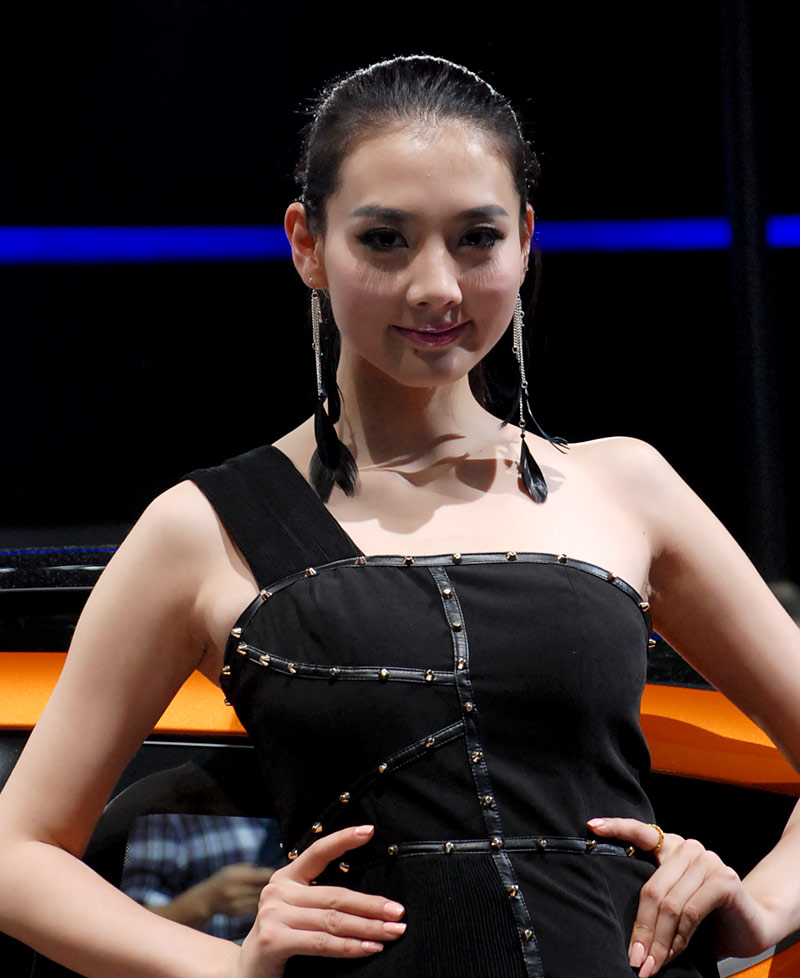 Cute girl in black at Int'l Motor Show in Guangzhou (4)