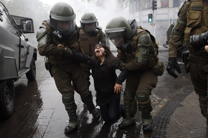 Riot policemen arrest a student demonstrator as students protest against the government’s reforms on changing public education in Santiago, Chile on Sep 27, 2012. (Reuters/Ivan Alvarado)