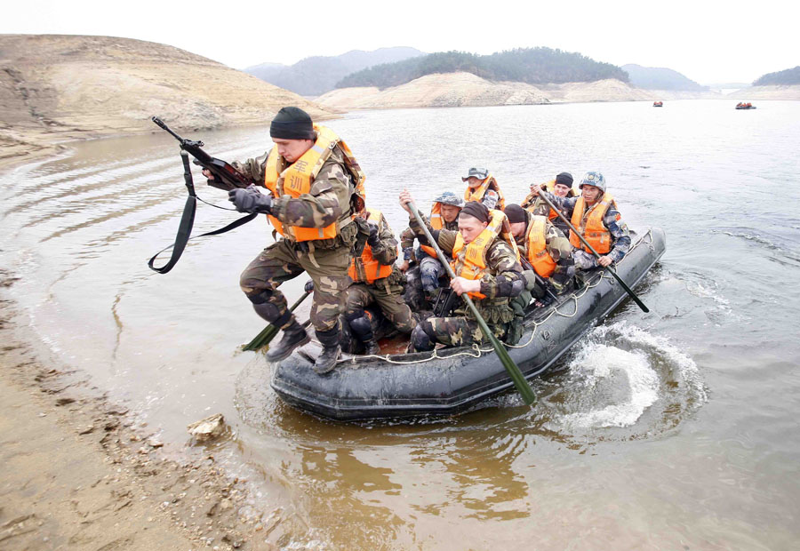 Chinese and Belarusian airborne troops conduct a joint anti-terrorism drill successfully in a comprehensive training base in Central China's Hubei province from December 4 to 5, 2012. (Xinhua/Wang Jingguo)