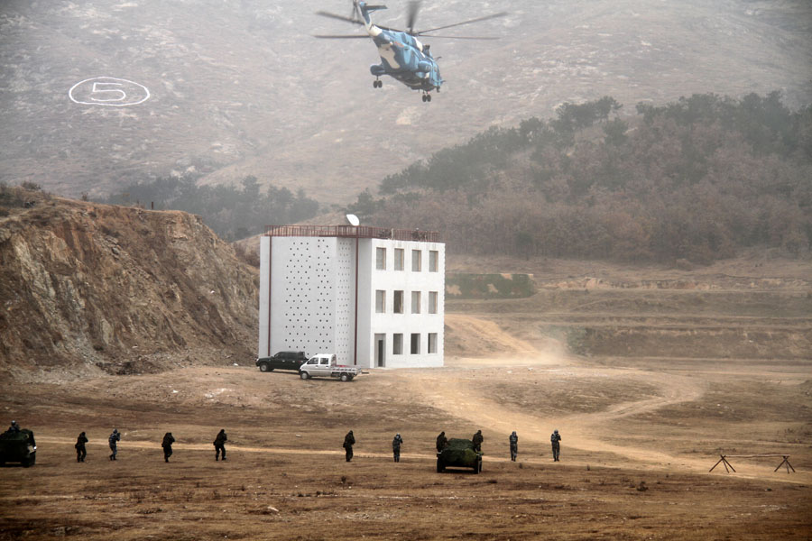 Chinese and Belarusian airborne troops conduct a joint anti-terrorism drill successfully in a comprehensive training base in Central China's Hubei province from December 4 to 5, 2012. (Xinhua/Wang Jingguo)