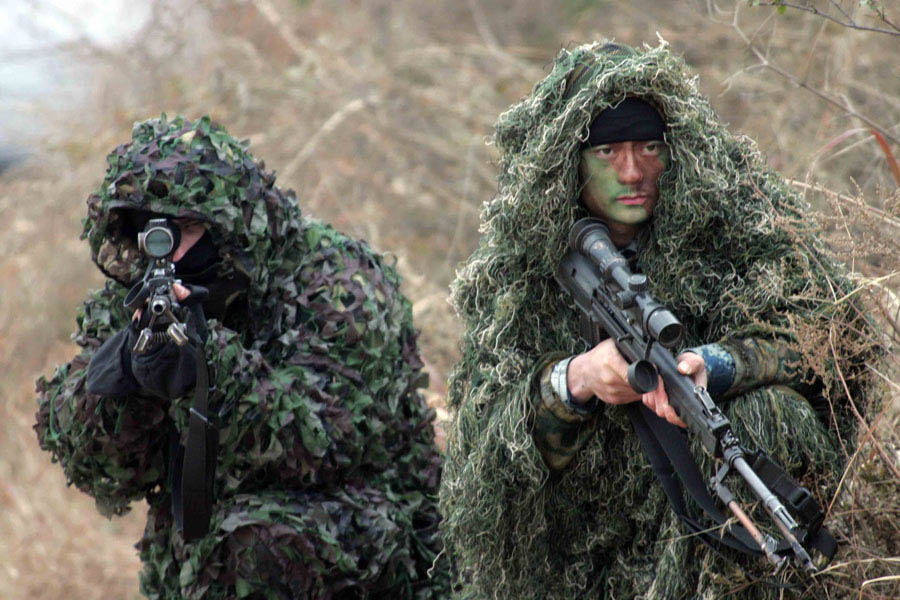 Chinese and Belarusian airborne troops conduct a joint anti-terrorism drill successfully in a comprehensive training base in Central China's Hubei province from December 4 to 5, 2012. (Xinhua/Wang Jingguo)