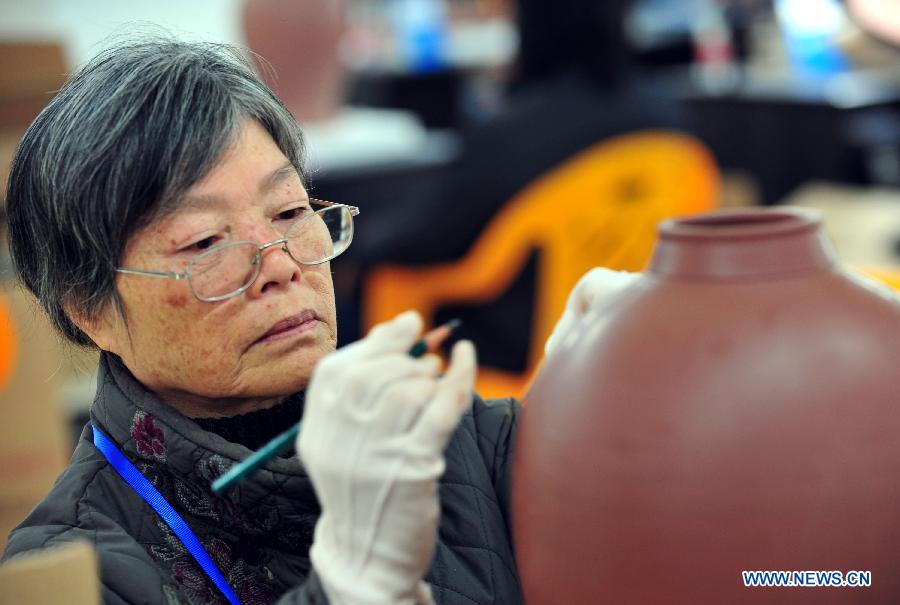 A contestant makes a ceramic artwork during a contest for ceramics-making in Qinzhou City, south China's Guangxi Zhuang Autonomous Region, Dec. 6, 2012. Altogether 142 contestants took part in the event. (Xinhua/Chen Ruihua)