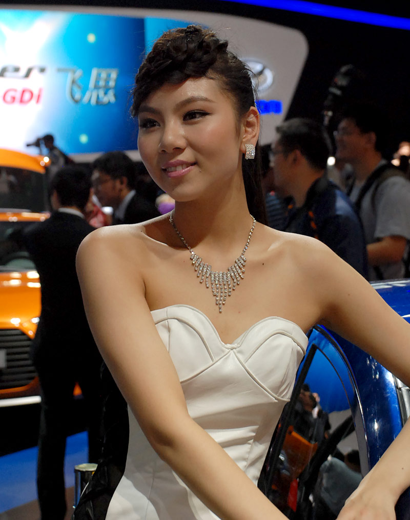 Sweet beauty at Int'l Motor Show in Guangzhou (5)