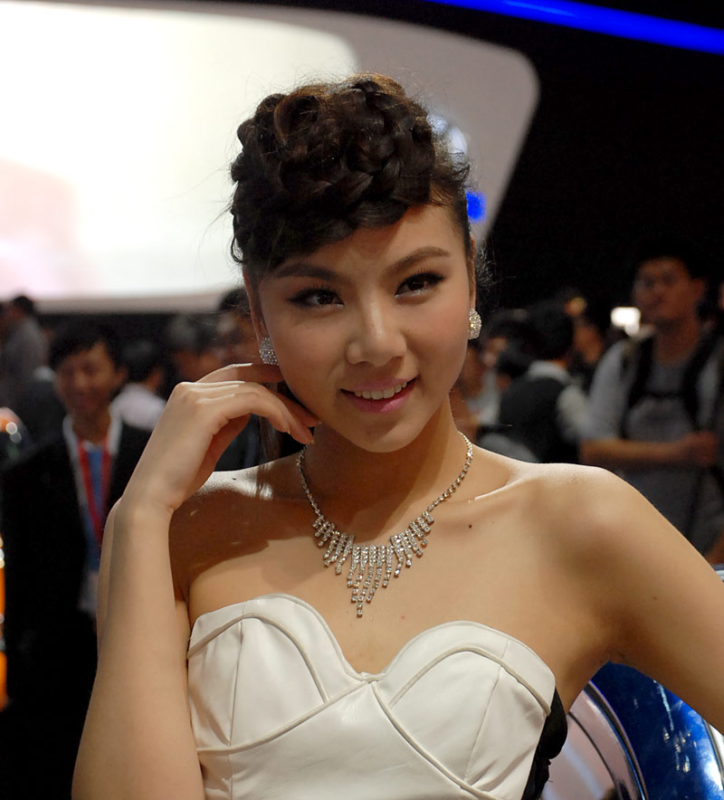 Sweet beauty at Int'l Motor Show in Guangzhou