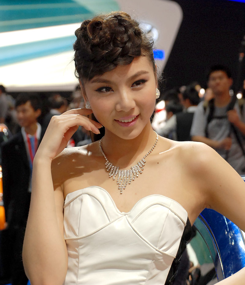 Sweet beauty at Int'l Motor Show in Guangzhou (12)