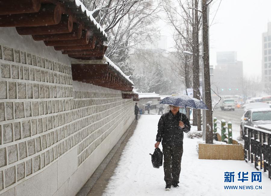 A citizen walks in snow in Seoul, South Korea, Dec. 5, 2012. Seoul was hit by a heavy snow on that day. The local police department has issued the “traffic security emergency alarm”, to deal with the possible traffic issues caused by the heavy snow. (Xinhua/Yao Qilin)