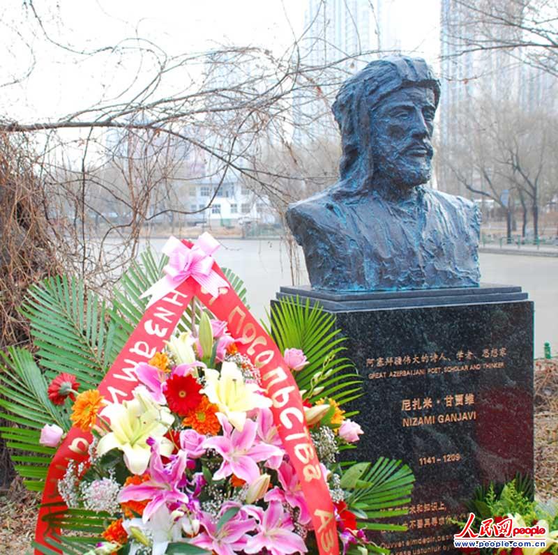 The sculpture of Azerbaijan poet Nizami Ganjavi.(People's Daily Online/Hua Di)