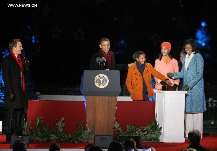 U.S. President Barack Obama (2nd L), together with his wife and daughters, attend the ceremony of lighting the National Christmas Tree in Washington D.C, the United States, on Dec. 6, 2012. (Xinhua/Fang Zhe)
