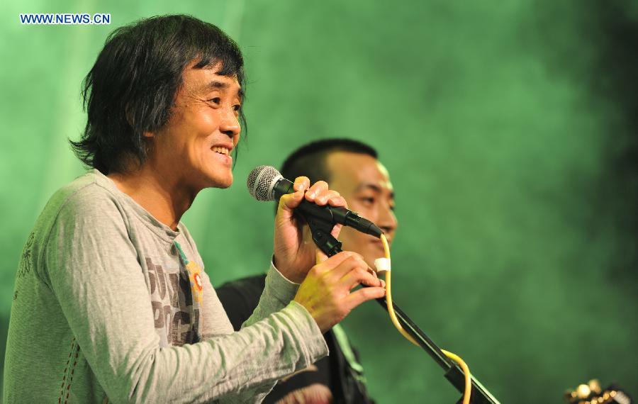 Singer Zhang Chu (L) and his band perform during the 2012 MicBox Music Festival in Urumqi, capital of northwest China's Xinjiang Uygur Autonomous Region, Dec. 7, 2012. The three-day music festival kicked off here on Friday. (Xinhua/Wang Fei) 