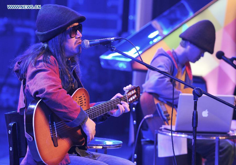 Singers Zhou Yunpeng (L) and Xiao He perform during the 2012 MicBox Music Festival in Urumqi, capital of northwest China's Xinjiang Uygur Autonomous Region, Dec. 7, 2012. The three-day music festival kicked off here on Friday. (Xinhua/Wang Fei) 