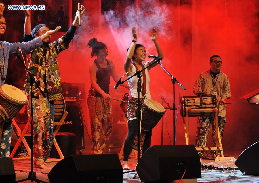 "Foli Fola", a band playing Djembe, a kind of traditional drum in Africa, perform during the 2012 MicBox Music Festival in Urumqi, capital of northwest China's Xinjiang Uygur Autonomous Region, Dec. 7, 2012. The three-day music festival kicked off here on Friday. (Xinhua/Wang Fei) 