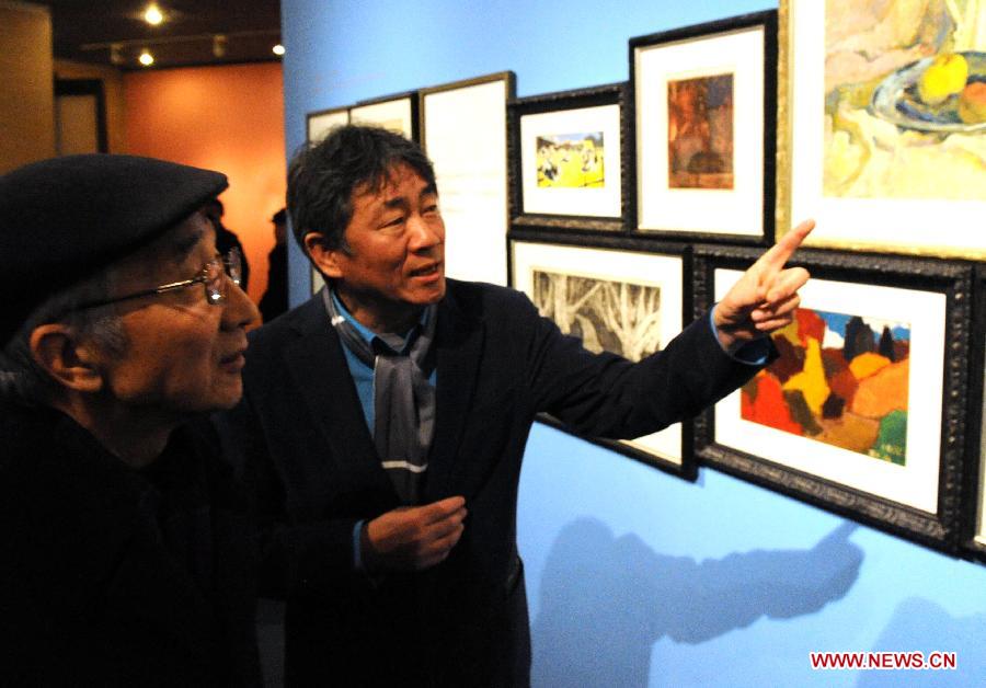 Abstract artist Tan Ping (R) offers guide to visitors at his solo exhibition "A Line" at the National Art Museum of China (NAMOC) in Beijing, capital of China, Dec. 7, 2012. The one-week exhibition which opened Friday at NAMOC displays more than 100 works of Tan Ping, who is also vice chancellor of China Central Academy of Fine Arts. (Xinhua/Tang Zhaoming) 