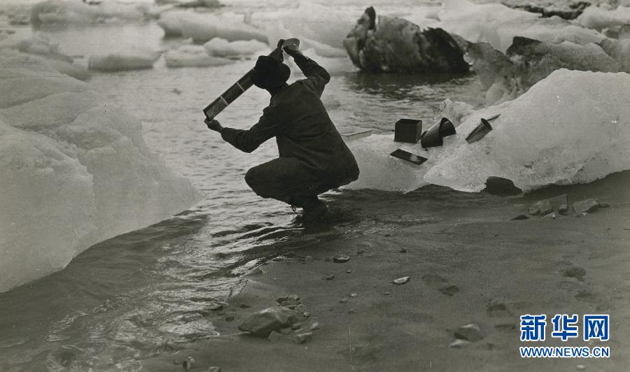 “A photographer process film among ice bergs in seawater, Alaska” by Oscar D. Von Engeln. The photo is sold for 2,375 U.S. dollars at the Christie’s on New York on Dec. 6, 2012. (Xinhua/Oscar D. Von Engeln/National Geographic/Christine’s)