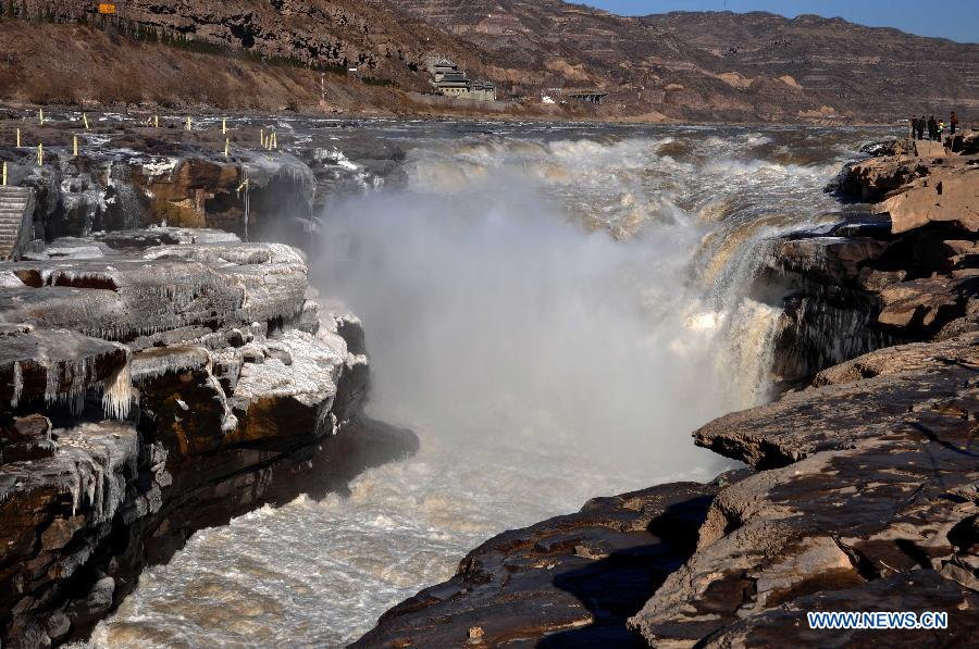 Photo taken on Dec. 8, 2012 shows icicles on the Hukou Waterfalls, a section of the middle reaches of the Yellow River, in Linfen, north China's Shanxi Province. Icicles have been formed on the Hukou Waterfalls recently due to low temperature. Hukou Waterfalls are located on the border of Shanxi and northwest China's Shaanxi Province. (Xinhua/Lv Guiming)