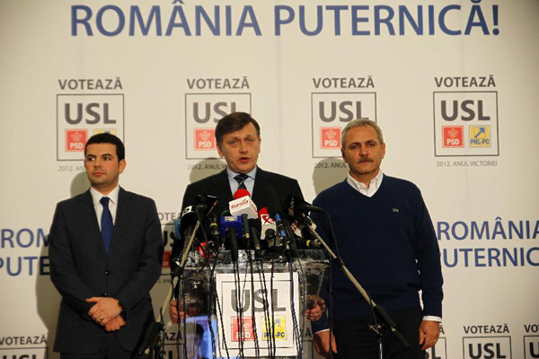 Crin Antonescu (C), co-president of the Social Liberal Union, speaks during a press conference in Bucharest, capital of Romania, Dec 9, 2012. (Xinhua/Gabriel Petrescu)