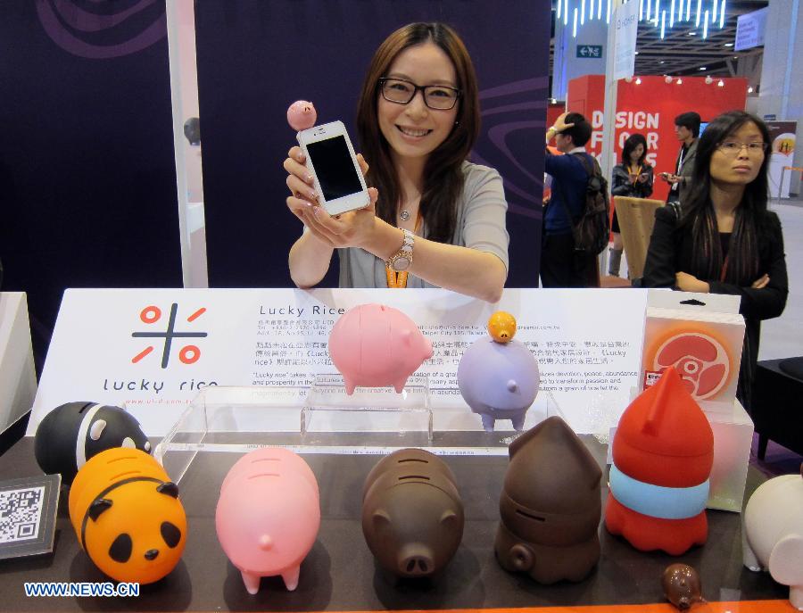 An exhibitor from south China's Taiwan shows a sound amplifier used for cellphones at the 8th Inno Design Tech Expo in south China's Hong Kong, Dec. 7, 2012. The three-day exposition kicked off Thursday at Hong Kong Convention and Exhibition Center, with more than 350 exhibitors from 11 countries and regions. (Xinhua/Zhao Yusi) 