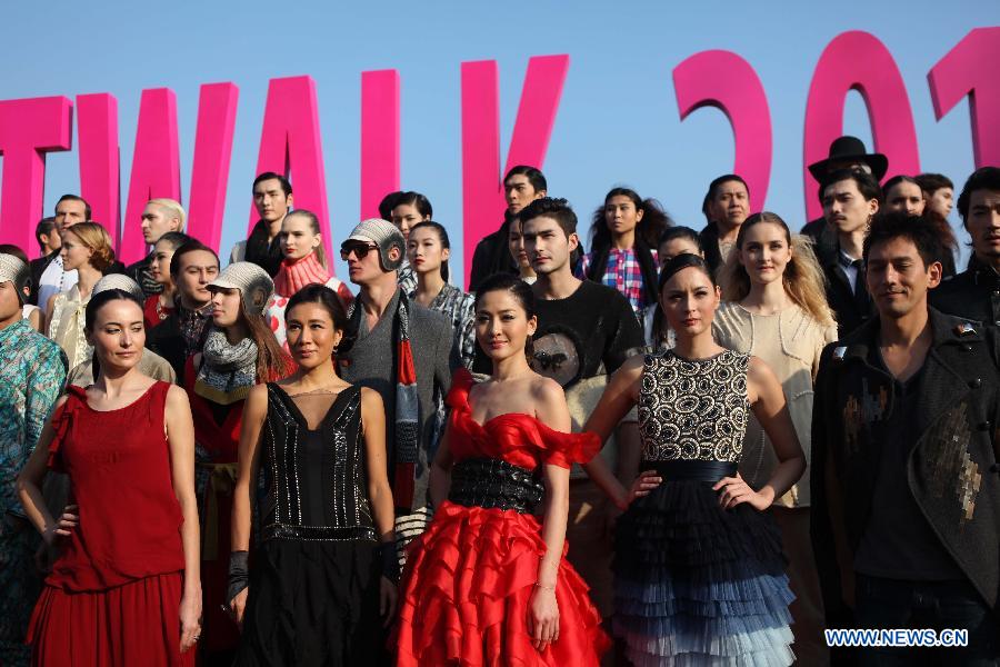 Models are pictured during a outdoor catwalk show at Tsim Sha Tsui promenade, south China's Hong Kong, Dec. 9, 2012. The World's Greatest Catwalk 2012 broke the Guinness World Record of the world's longest catwalk on Sunday by having more than 340 models walking on a three kilometers long catwalk. (Xinhua/Tang Chen) 