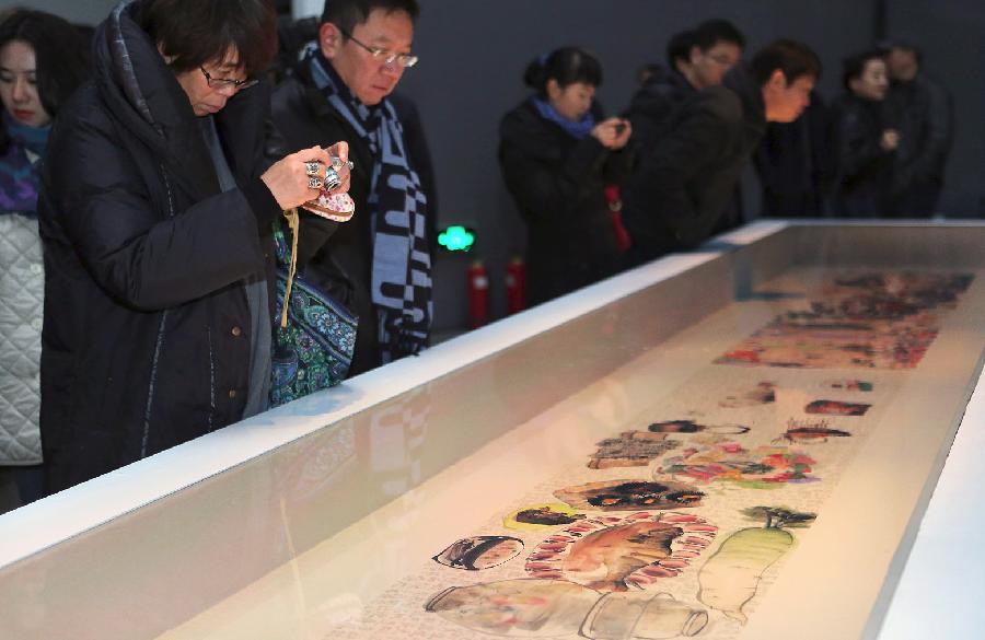 Visitors look at a 23-meter scroll painting by Chinese ink and wash painter Li Jin at his solo exhibition "Li Jin·Today·Banquet" in Beijing, capital of China, Dec. 8, 2012. The exhibition will last till Jan. 30, 2013. (Xinhua/Wan Xiang) 