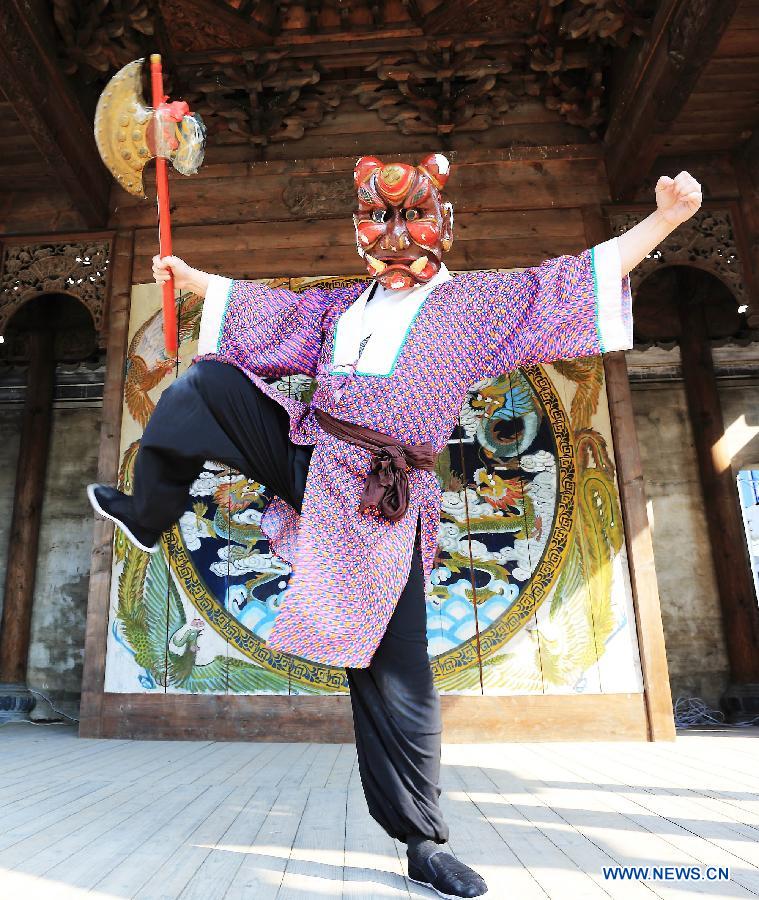 A Nuo dance artist gives performance in Jiangwan Town of Wuyuan County, east China's Jiangxi Province, Dec. 9, 2012. (Xinhua/Zhang Weiguo)