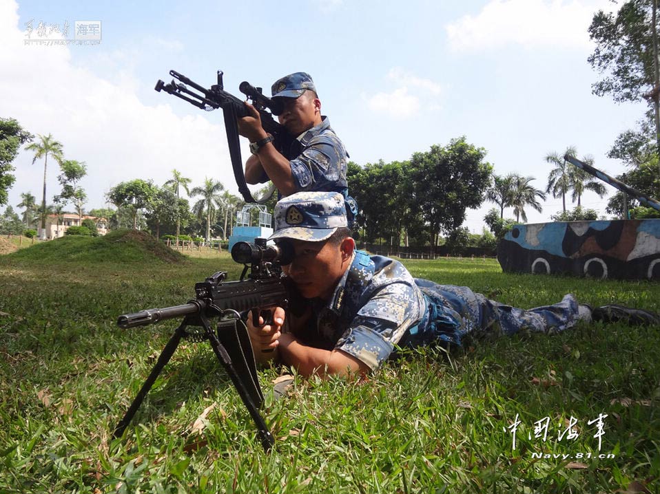 Two soldiers from the People's Liberation Army Navy take part in international sniper training. (Photo/navy.81.cn)