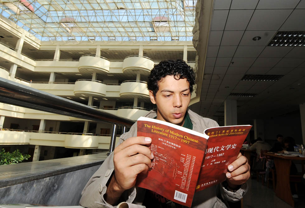 Mustafaal Share'a reads The History of Modern Chinese Literature in the library of Shenyang Normal University in Shenyang, capital of northeast China's Liaoning Province, Sept. 15, 2012. (Xinhua/Yang Qing) 