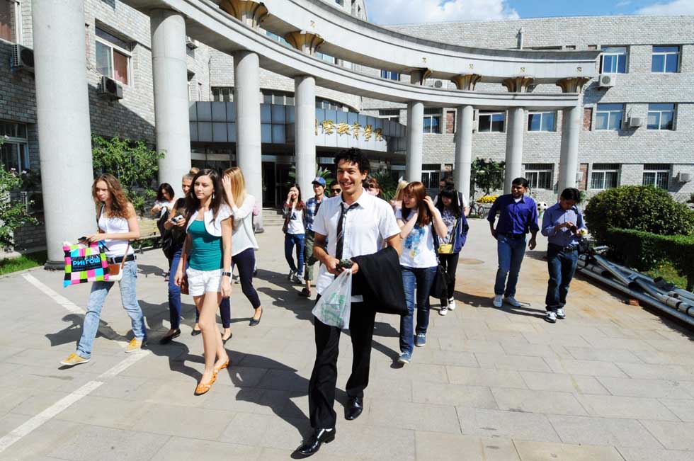 Mustafaal Share'a walks to classroom with his classmates at Shenyang Normal University in Shenyang, capital of northeast China's Liaoning Province, Sept. 15, 2012. (Xinhua/Yang Qing) 