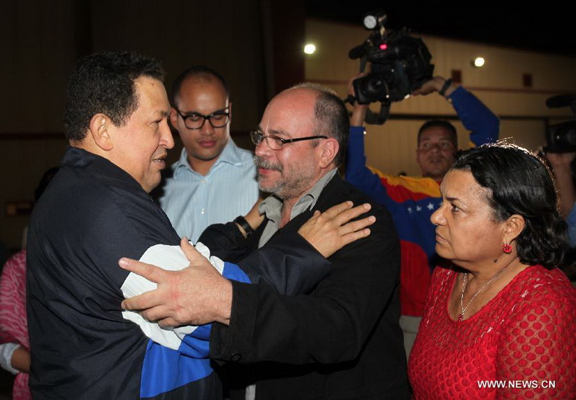 Venezuelan President Hugo Chavez (L) is seen before leaving for Cuba at the Simon Bolivar International Airport in Maiquetia, Venezuela, Dec. 10, 2012. President Hugo Chavez returned to Cuba early Monday for emergency surgery. (Xinhua/Venezuelan Presidency) 