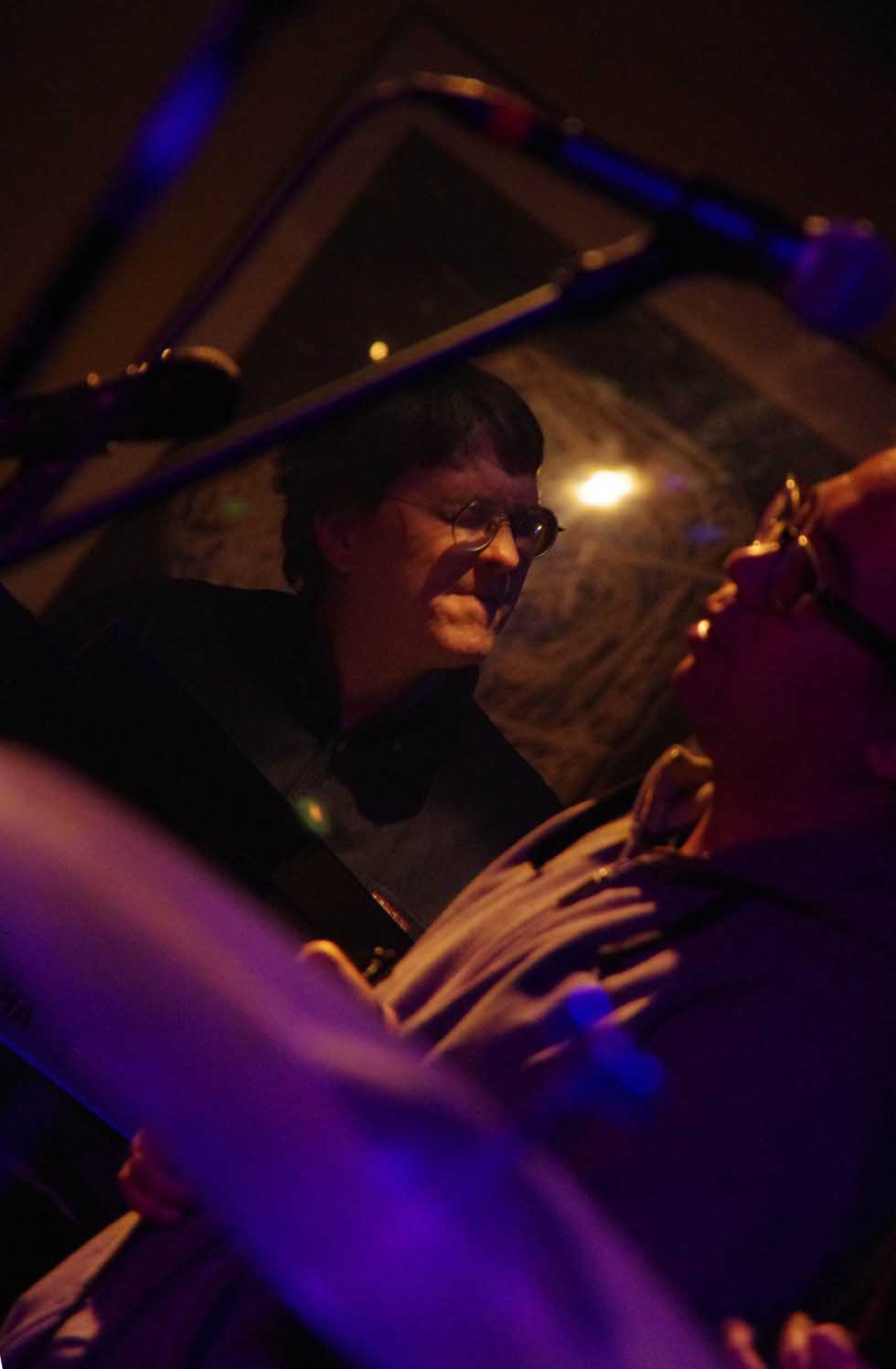 David Moser works as a keyboarder at CD Blues Club in Beijing, capital of China, March 10, 2012. (Xinhua/Hou Dongtao)