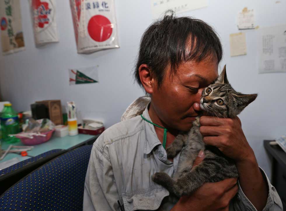 Mase Hiroki takes rest after a whole day's work in Engebei, Ordos, north China's Inner Mongolia Autonomous Region, Aug. 25, 2012.(Xinhua/Xie Xiudong)