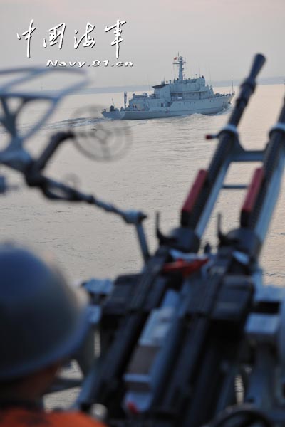 A ship formation under the East China Sea Fleet of the Navy of the Chinese People's Liberation Army (PLA) conducted actual-combat drill in a training sea area to enhance its actual combat capability. (navy.81.cn/Jiang Shan)