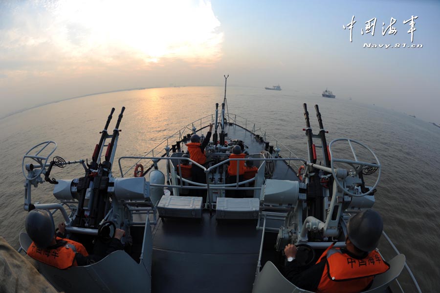 A ship formation under the East China Sea Fleet of the Navy of the Chinese People's Liberation Army (PLA) conducted actual-combat drill in a training sea area to enhance its actual combat capability. (navy.81.cn/Jiang Shan)