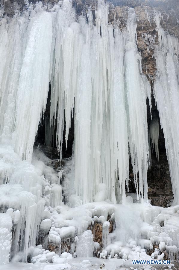 Photo taken on Dec. 11, 2012 shows an icefall in the Taihang Mountains, north China's Hebei Province. (Xinhua/Zhu Zengguo) 