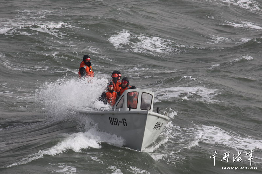 A maritime danger-prevention and life-saving flotilla of the North China Sea Fleet under the Navy of the Chinese People's Liberation Army (PLA) recently organized mobile rescue bell and a new-type submarine to conduct a docking drill, which successfully realized docking of rescue bell and submarine for the first time. According to the briefing, this flotilla has so far completed rescue docking drills with all types of commissioned submarines of the PLA Navy. It has great significance in boosting the mode transformation of the naval comprehensive rescue training and systematic capability building. (China Military Online/Yu Chao)