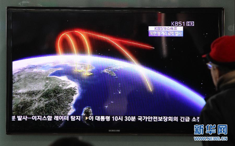A South Korean watches coverage of DPRK’s launch of the long-range rocket in Seoul on Dec 12, 2012. The rocket had been tracked by South Korean warship radar after the launch.  (Photo/Xinhua)