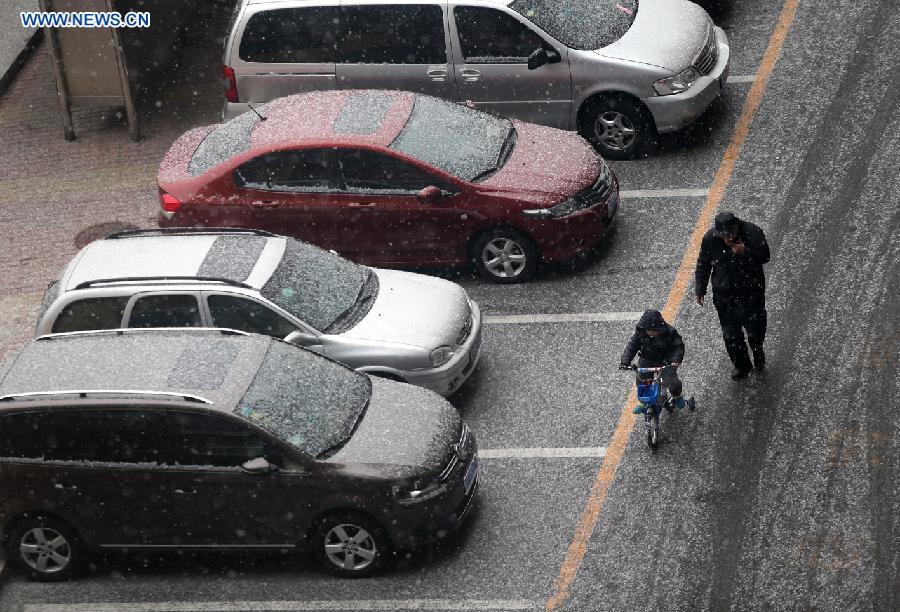 Citizens make their way in snow in Fangzhuang, Beijing, capital of China, Dec. 12, 2012. A snow hit China's capital city on Wednesday. (Xinhua/Wan Xiang) 