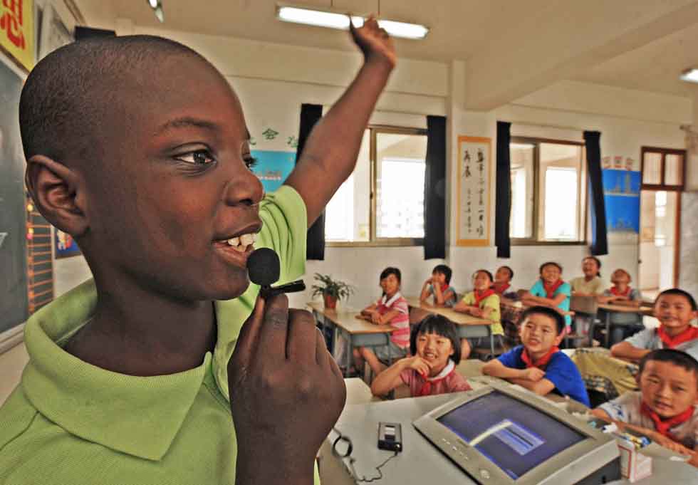 Senegalese merchant Mamadou Sall's first son Muhammed recites an ancient Chinese poem at Yiwu Qunxing Private School Yiwu, east China's Zhejiang Province, May 31, 2009.(Xinhua/Tan Jin) 