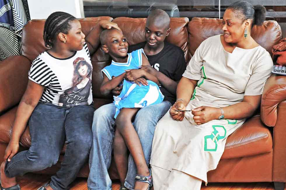 Senegalese merchant Mamadou Sall (2nd L Back) talks business with his clients as his wife Fatima has a lunch in Sall-Industrial Co., Ltd. in Yiwu, east China's Zhejiang Province, July 15, 2012.(Xinhua/Tan Jin) 