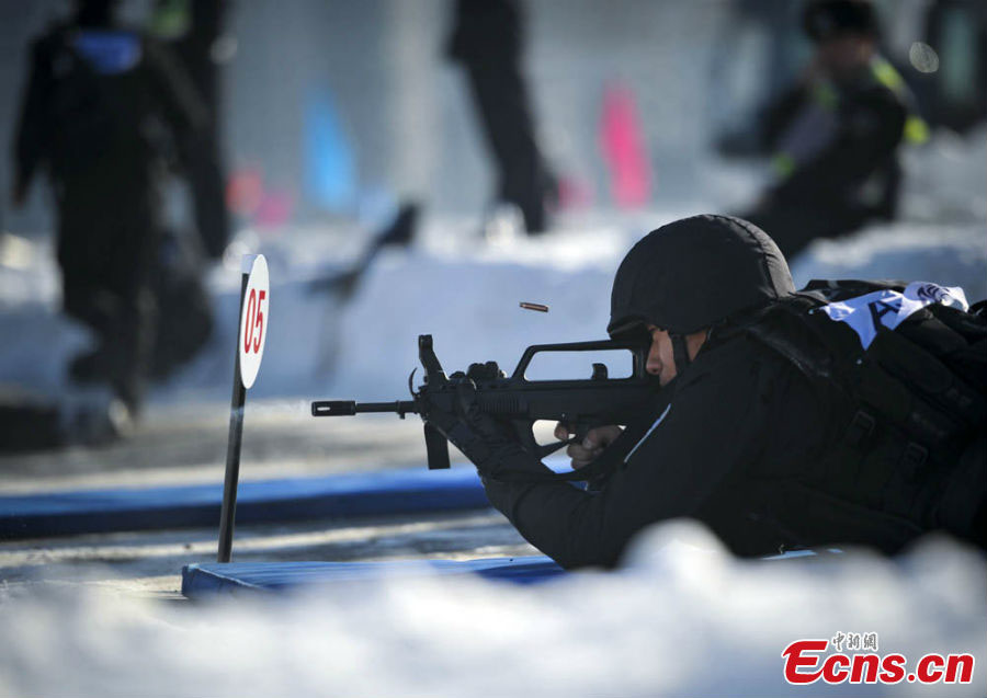 Altogether 288 special police take part in a military skills competition in a training base in Xinjiang Uygur Autonomous Region, Dec. 10, 2012. The policemen are from Xinjiang's 15 subordinate prefectures and cities. (Photo/ chinanews.com)